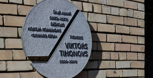 Atklāj Viktoram Tihonovam veltītu piemiņas plāksni