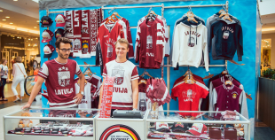 Latvijas izlases hokejisti priecē savus fanus Spicē