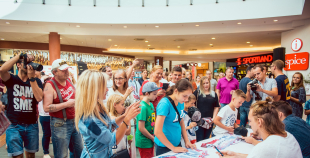 Latvijas izlases hokejisti priecē savus fanus Spicē