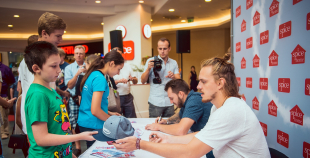 Latvijas izlases hokejisti priecē savus fanus Spicē