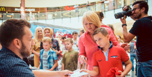 Latvijas izlases hokejisti priecē savus fanus Spicē