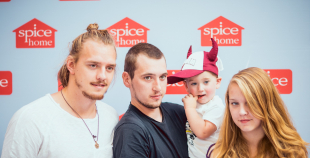 Latvijas izlases hokejisti priecē savus fanus Spicē