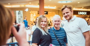 Latvijas izlases hokejisti priecē savus fanus Spicē