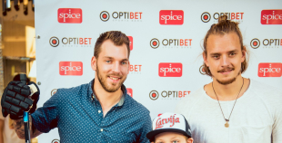 Latvijas izlases hokejisti priecē savus fanus Spicē