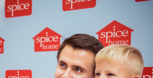 Latvijas izlases hokejisti priecē savus fanus Spicē