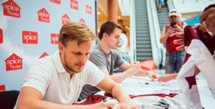 Latvijas izlases hokejisti priecē savus fanus Spicē