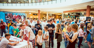 Latvijas izlases hokejisti priecē savus fanus Spicē