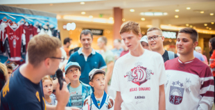 Latvijas izlases hokejisti priecē savus fanus Spicē