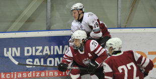 Latvijas U18 hokeja izlase ar 3:4 piekāpjas HK "Rīga"