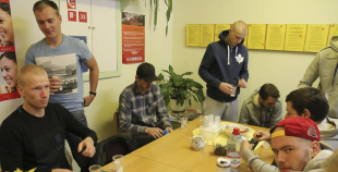 HK "Liepāja" hokejisti nodod asinis un ziedo Dzemdību nodaļai