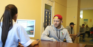 HK "Liepāja" hokejisti nodod asinis un ziedo Dzemdību nodaļai