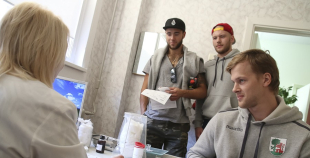 HK "Liepāja" hokejisti nodod asinis un ziedo Dzemdību nodaļai