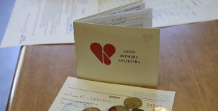 HK "Liepāja" hokejisti nodod asinis un ziedo Dzemdību nodaļai