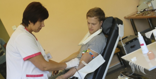 HK "Liepāja" hokejisti nodod asinis un ziedo Dzemdību nodaļai