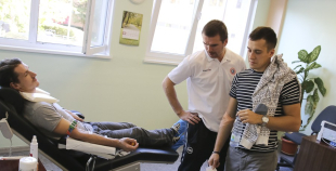 HK "Liepāja" hokejisti nodod asinis un ziedo Dzemdību nodaļai
