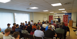 FOTO: Hokeja speciālists Šons Skiners uzstājas seminārā Latvijā!