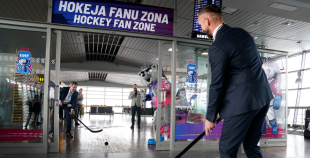 Lidostā “Rīga” atklāta IIHF Pasaules Čempionāta Hokejā informācijas un atpūtas zona faniem