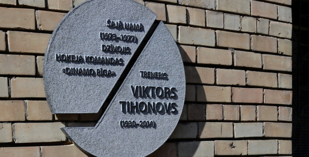 Atklāj Viktoram Tihonovam veltītu piemiņas plāksni