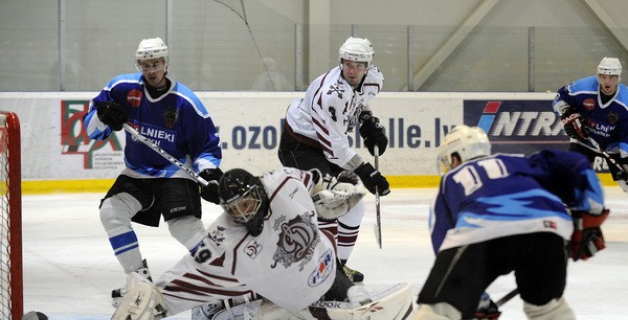 Foto: "Dinamo/Juniors" uzvar Ozolniekus