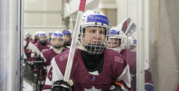 LAT U18 meiteņu hokeja izlase - LAT sieviešu klubu izlase