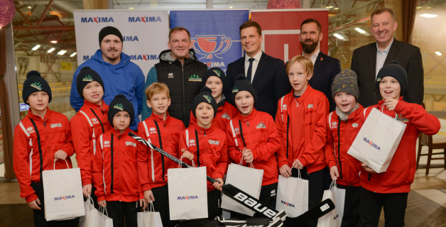 Maxima” dāvina vārtsarga ekipējumu mazajiem Tukuma hokejistiem