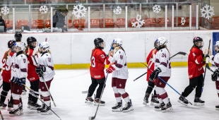 Latvijas U18 sieviešu hokeja izlase spraigā spēlē piekāpjas Lietuvas vienaudzēm