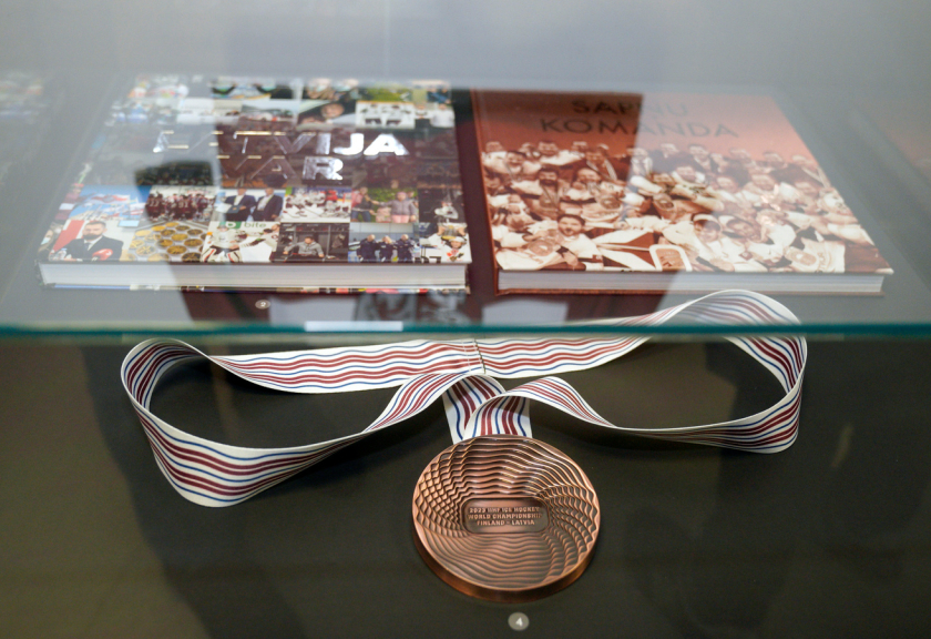 Bronzas medaļu dāvina Latvijas Nacionālajam vēstures muzejam