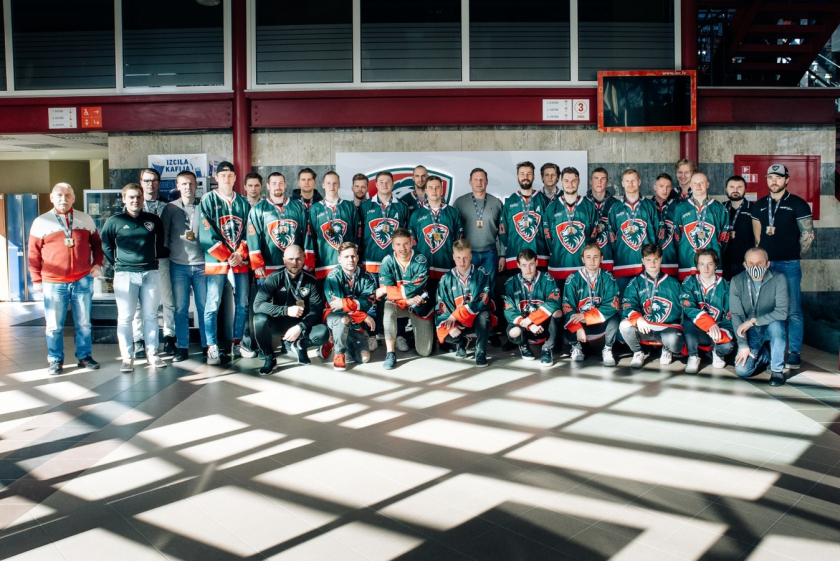 HK Liepāja pasniegtas OHL bronzas medaļas