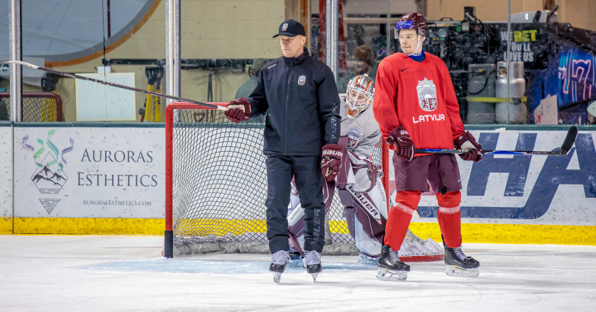 Junioru hokeja izlase aizvada pirmo pārbaudes spēli Ziemeļamerikā