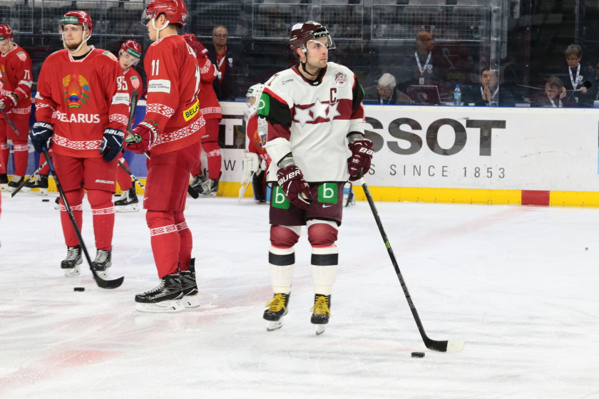 Latvija iemet piecus vārtus trešajā periodā un uzvar Baltkrieviju