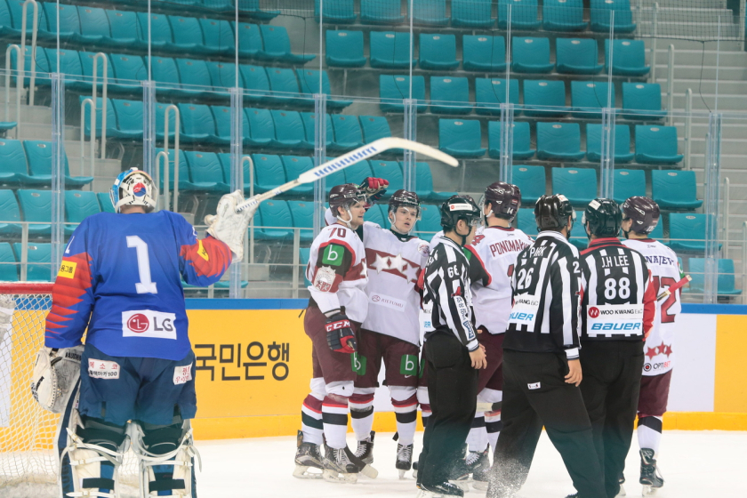 Latvijas hokeja izlase turnīru Dienvidkorejā ievada ar graujošu uzvaru