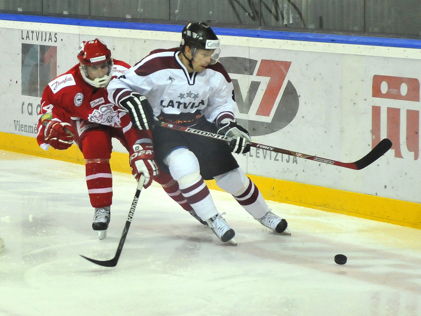 Latvijas hokejisti uzvar dāņus